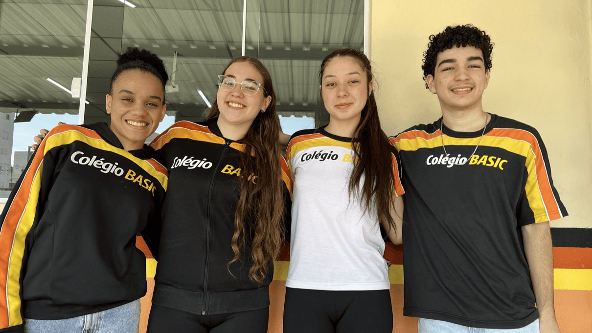 Alunos do Colégio Basic uniformizados